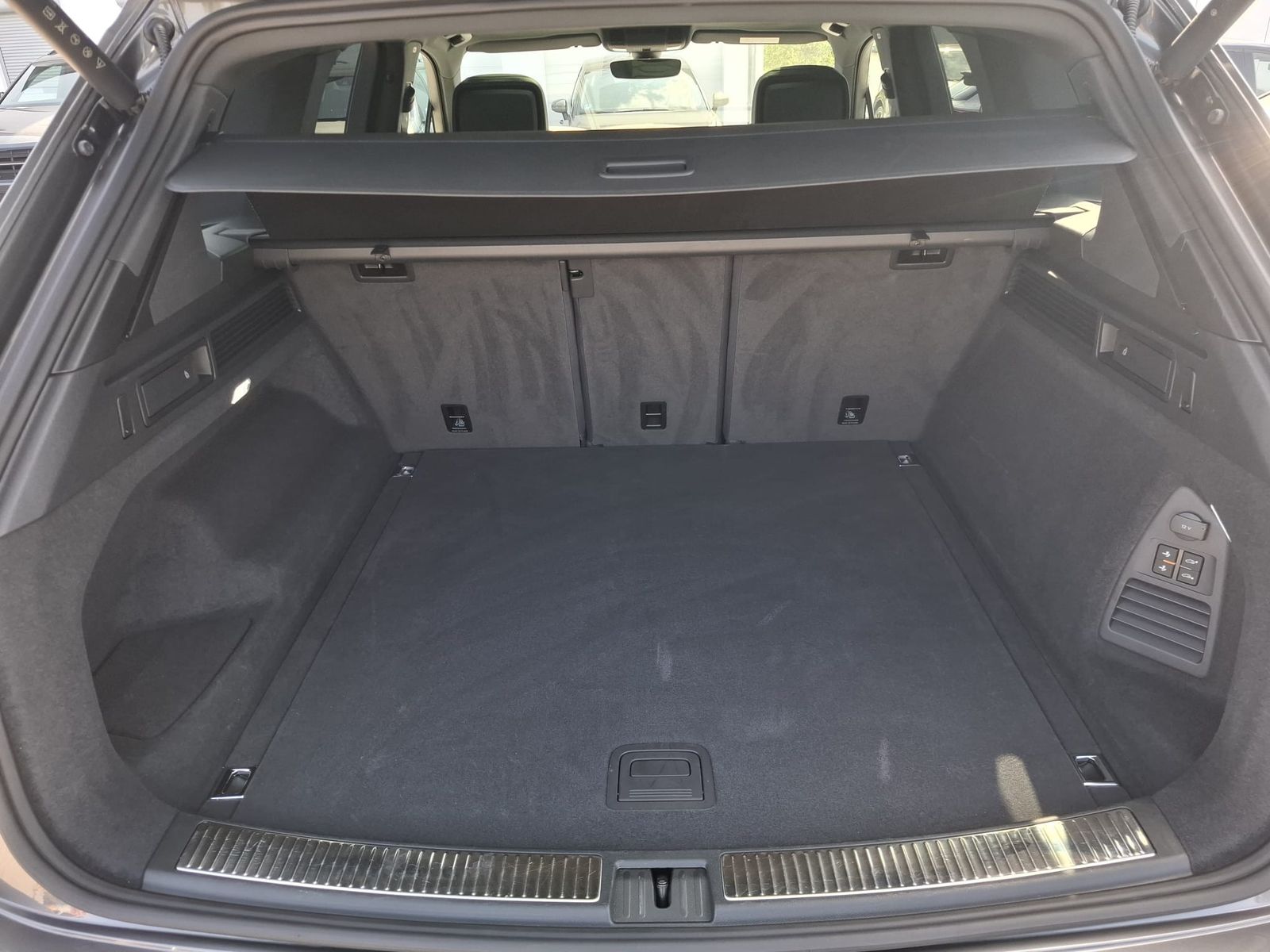 Fahrzeugabbildung Volkswagen Touareg 3.0TDI 4M R-Line VOLL Black 22" UPE 114T