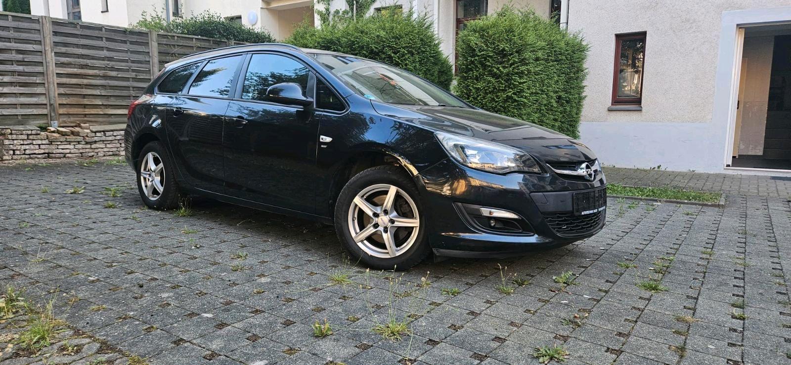 Opel Astra 2014 — interior