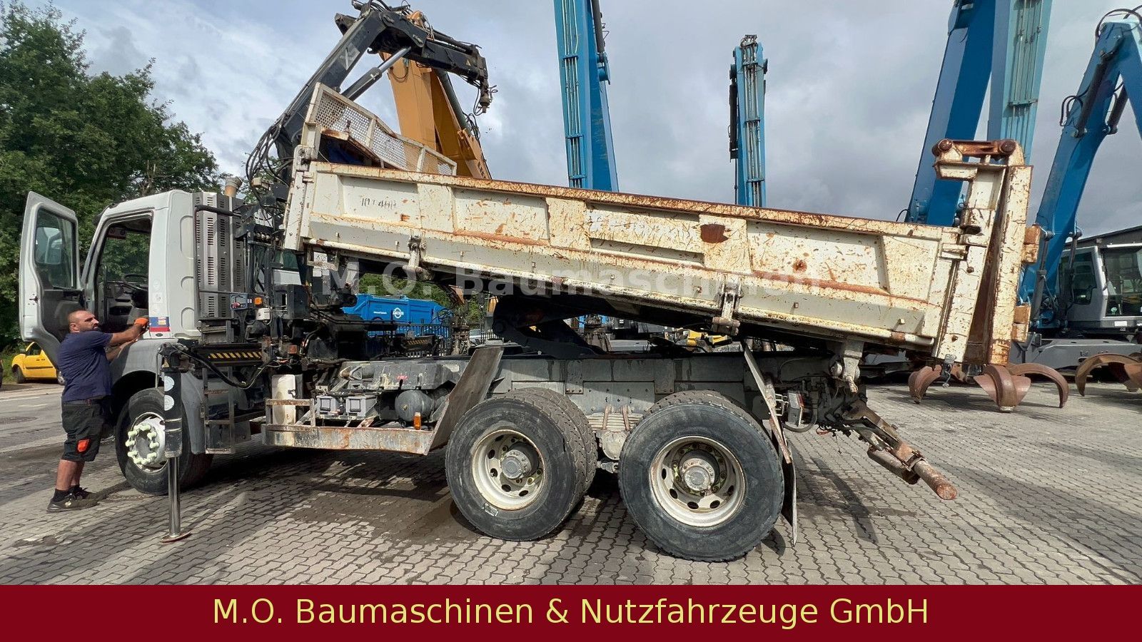 Fahrzeugabbildung Renault Kerax 320  dci/ AC / 6x4 / Hiab Kran / Bordmatik