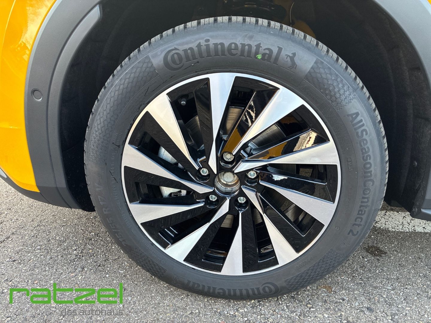 Fahrzeugabbildung Volkswagen T-Roc LIFE 1.5 eTSI Allwetter+Navi+SHZ+PDC