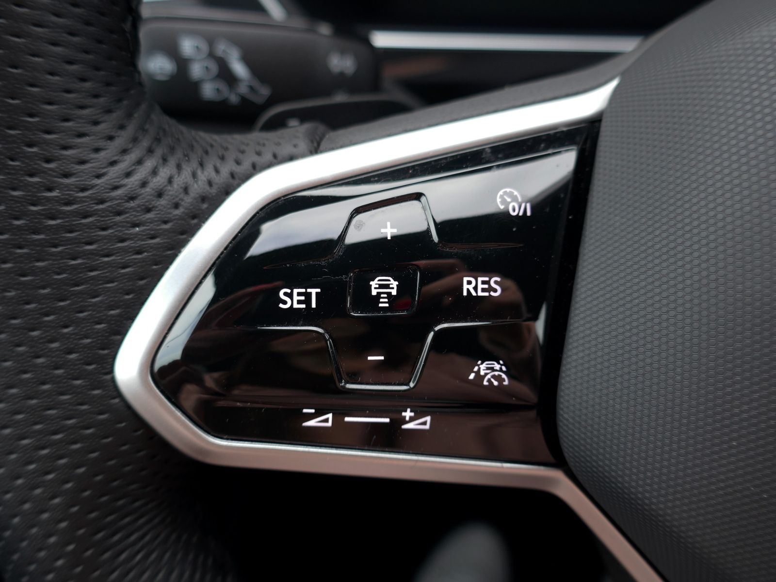 Fahrzeugabbildung Volkswagen Tiguan R-Line 1.5 TSI DSG | LED RFK ACC Navi
