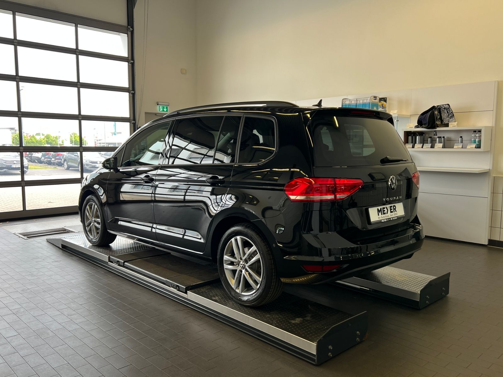 Fahrzeugabbildung Volkswagen Touran Comfortline 1.5 TSI DSG *AHK, LED, 7Sitze