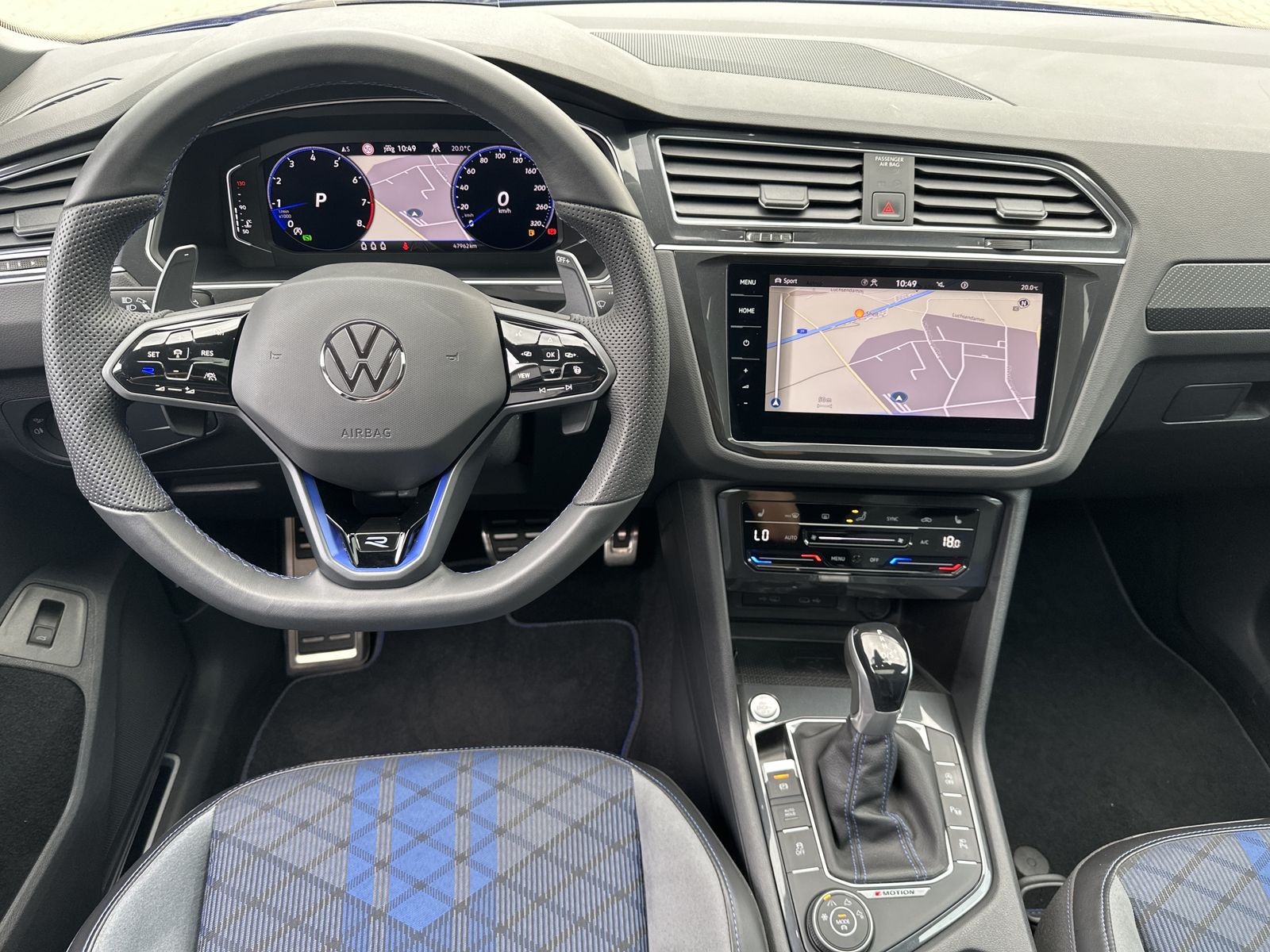 Fahrzeugabbildung Volkswagen Tiguan R 4M NAV+MATRIX+PANO+AHK+ACC+KAMERA+21ZO