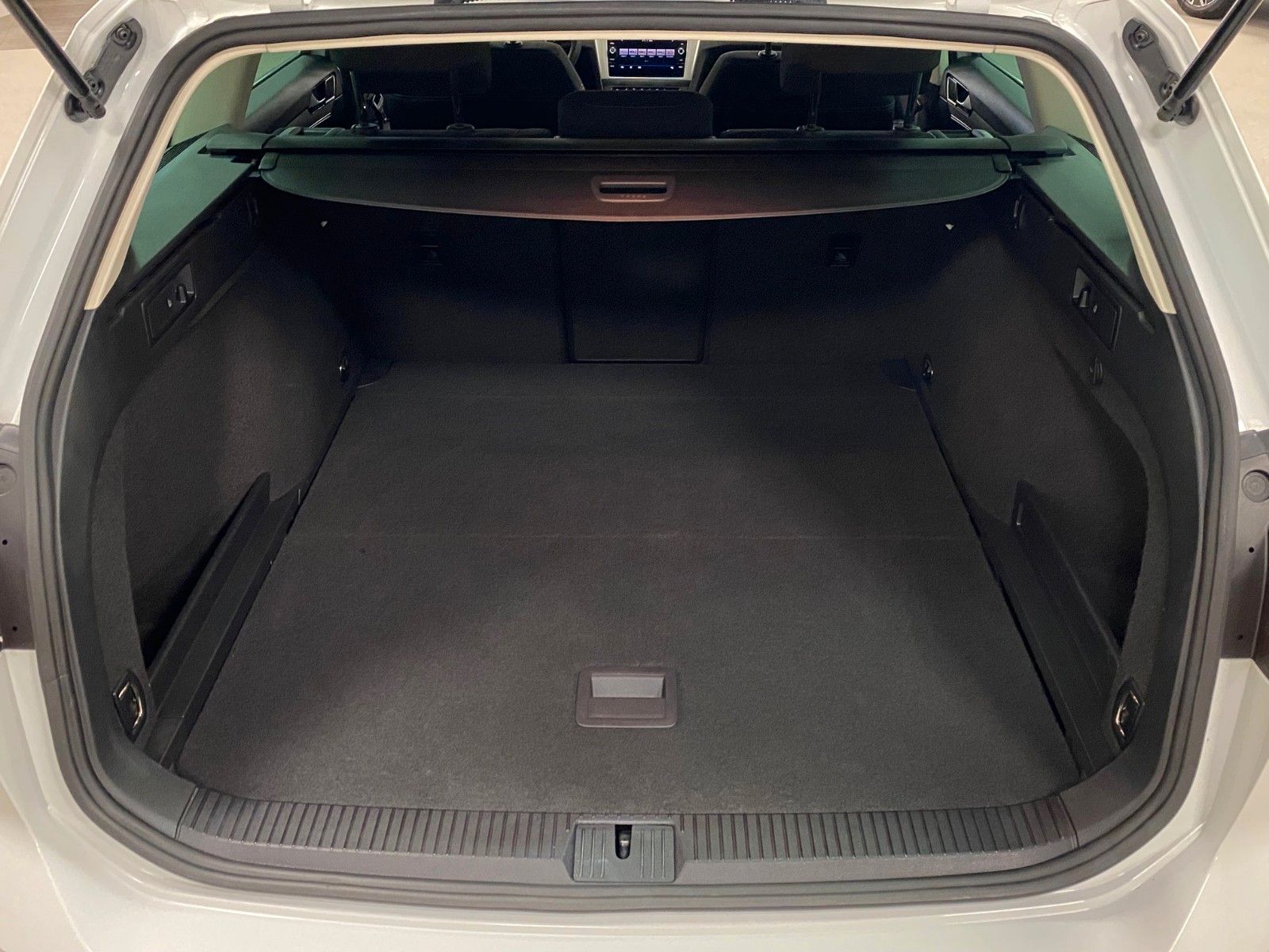 Fahrzeugabbildung Volkswagen Passat Variant1.5 TSI DSG Comfortline+NAVIGATION