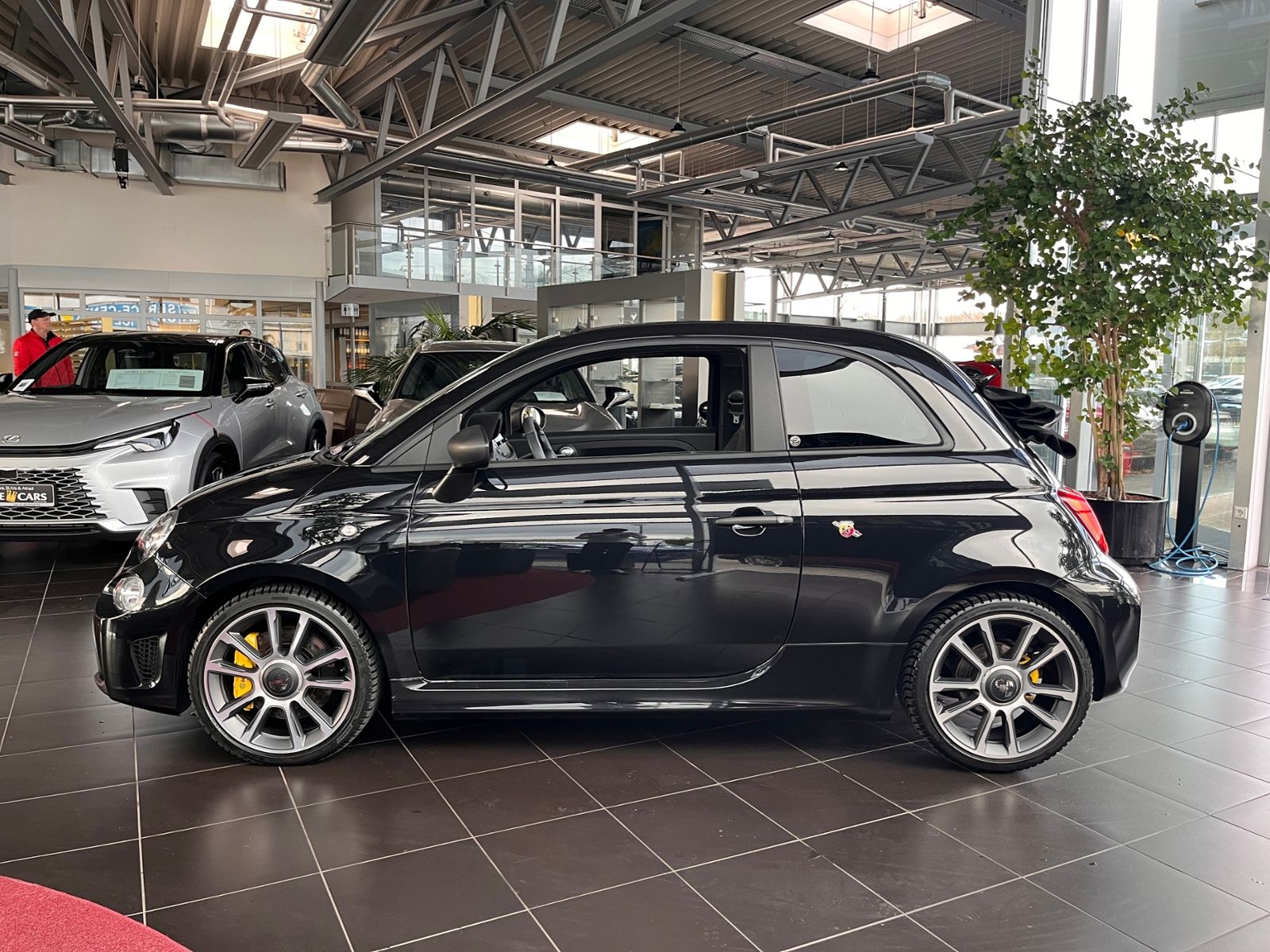 Fahrzeugabbildung Abarth 695C Cabrio KLIMA NAV BEATS LEDER