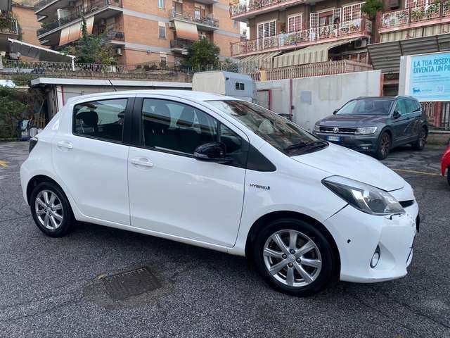 Toyota Yaris Yaris 5p 1.5h Lounge per neopatenta