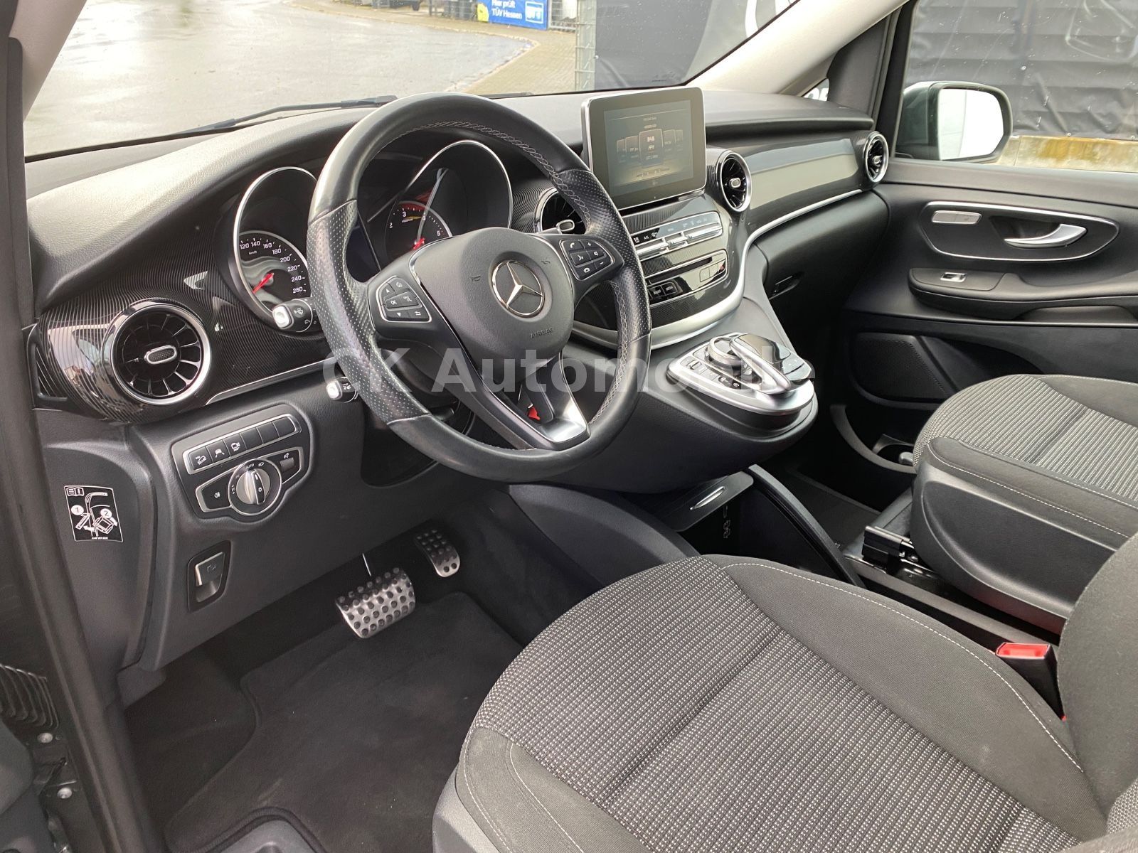 Fahrzeugabbildung Mercedes-Benz V 300d 4Matic Kompakt/AMG-Line/8 Sitze/360°/AHK