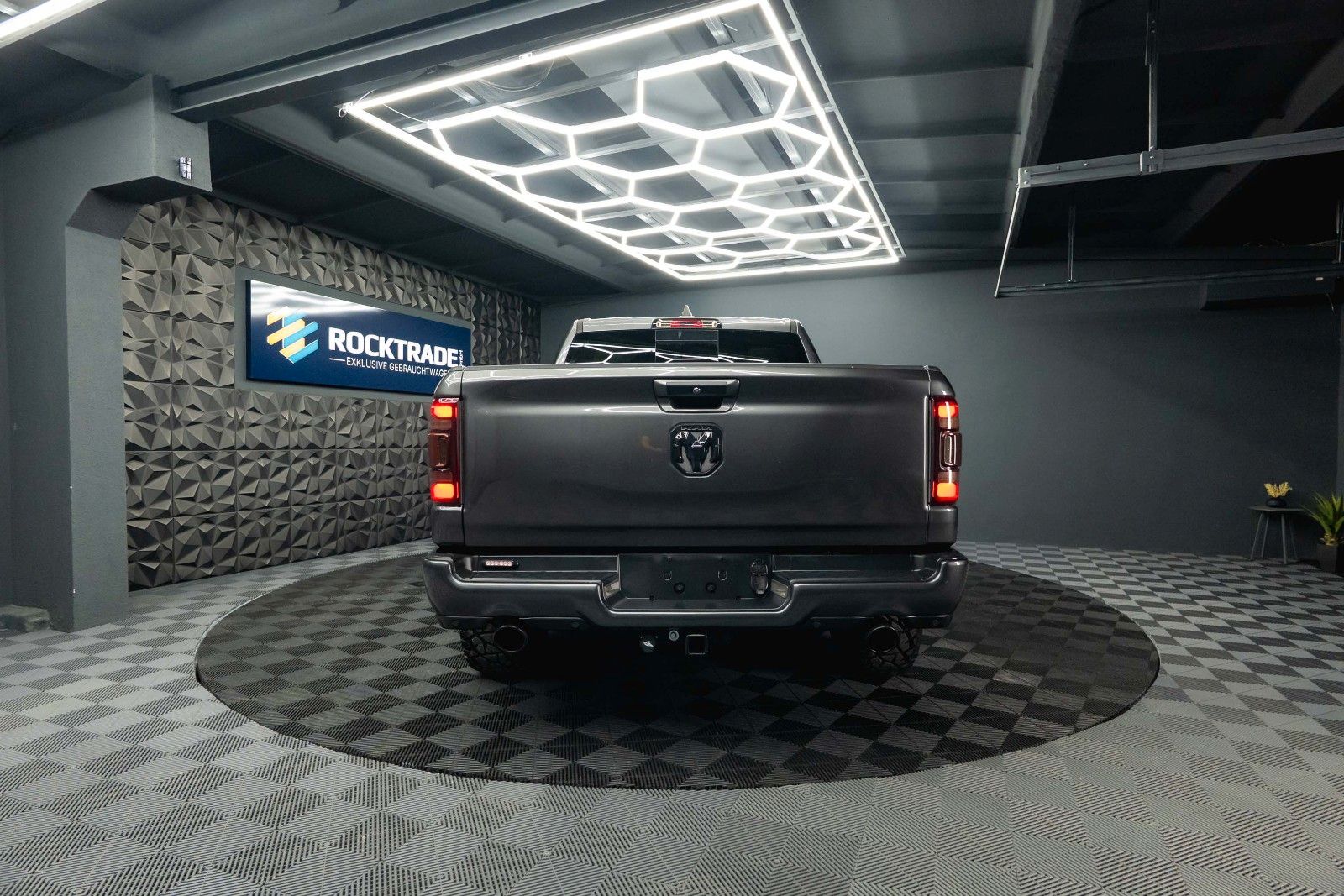 Fahrzeugabbildung Dodge RAM 5.7 V8 HEMI 4x4 NIGHT LARAMIE *RAM BOX*LED*