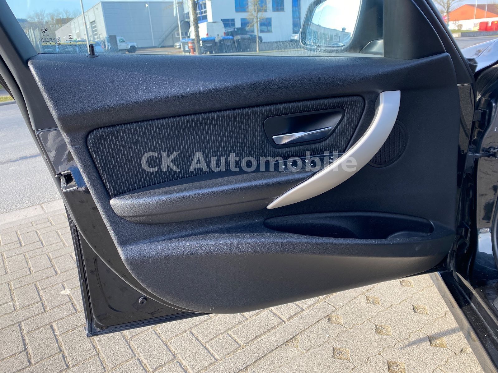 Fahrzeugabbildung BMW 320d Touring Automatik/Klima/Navi/Tempomat/PDC