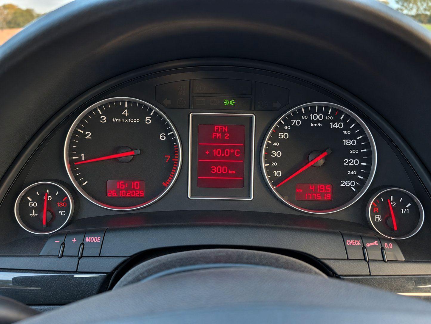 Audi A4 2004 — photo 8