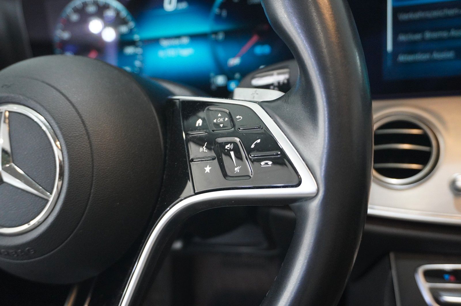 Fahrzeugabbildung Mercedes-Benz E 300E LIM. AVANTGARDE NAVI/LED/KAMERA/PANO./AHK