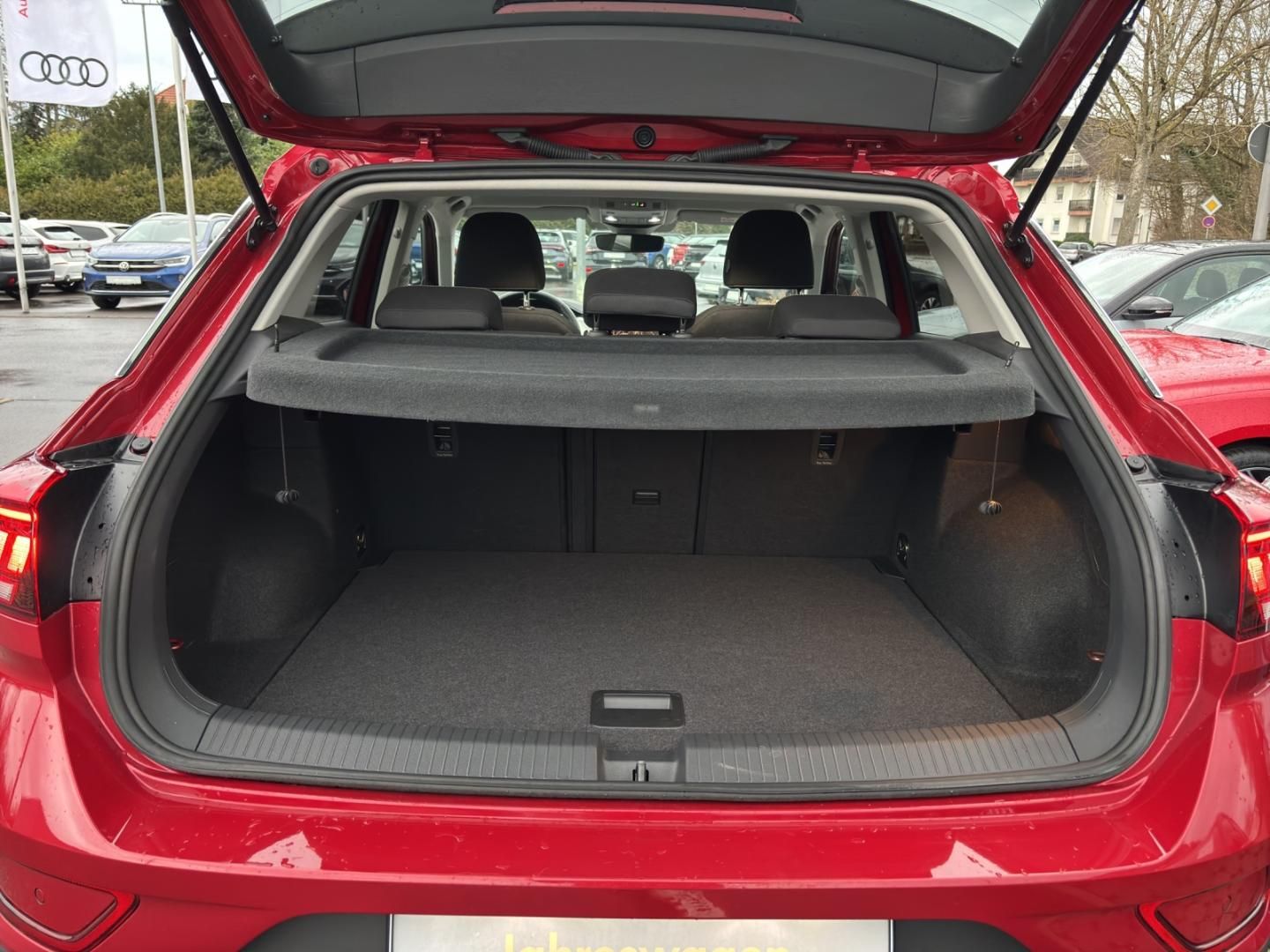 Fahrzeugabbildung Volkswagen T-ROC MOVE MOVE 1.5l TSI,DSG,AHKRFK,Navi,LED,ACC