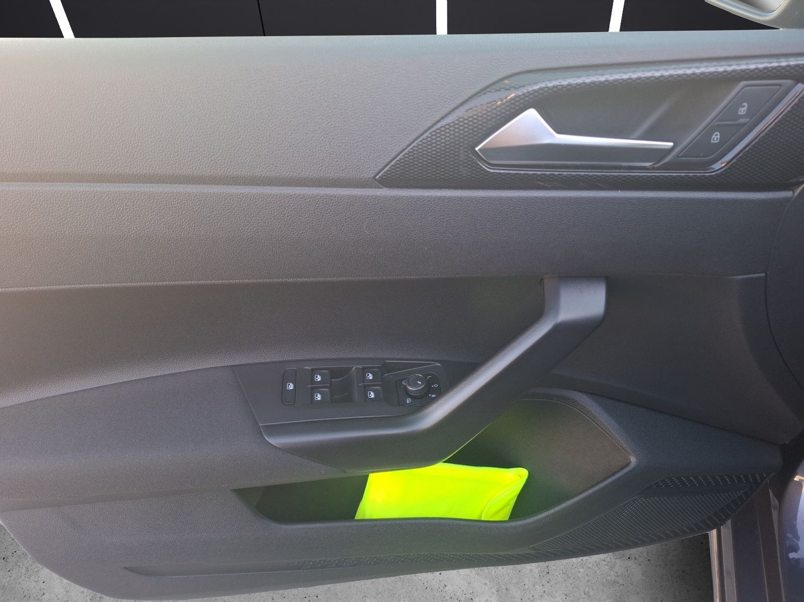 Fahrzeugabbildung Volkswagen Polo TSI Life LED AID SH APP Park-Assist LM