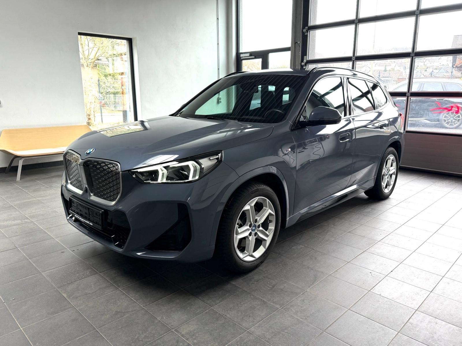 BMW iX1 30 xDrive M Sport Pano_AHK_Komplettausstatt.
