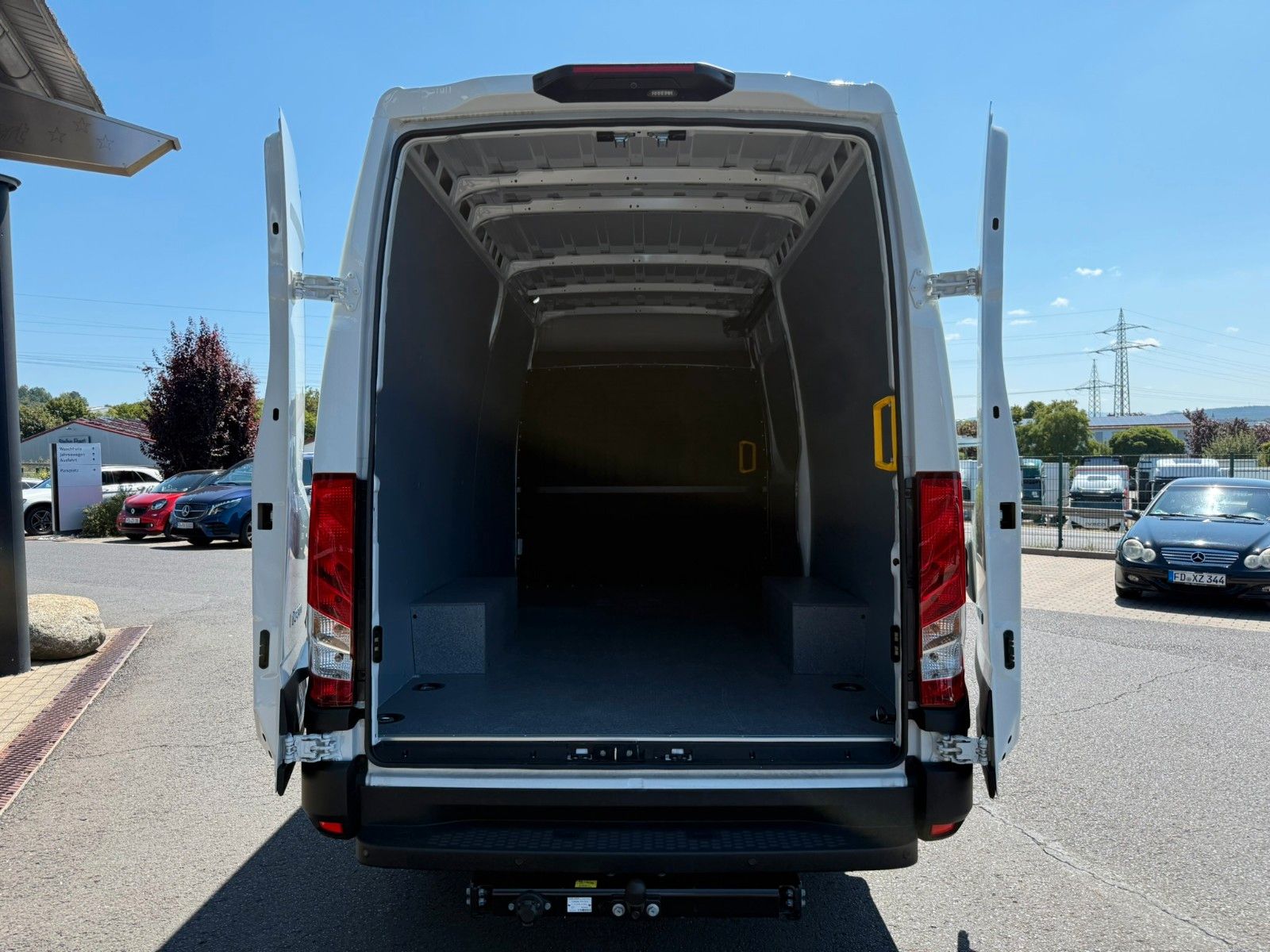 Fahrzeugabbildung Iveco Daily 35S18HA8 V Kastenwagen *R 3.520*AHK*