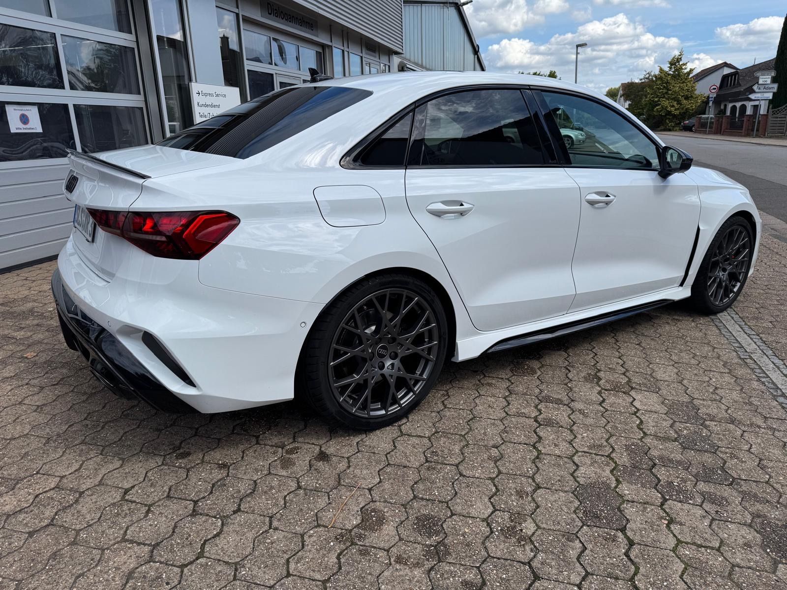 Fahrzeugabbildung Audi RS 3  limo Schalensitze Sport-AGA Pano 280km/h