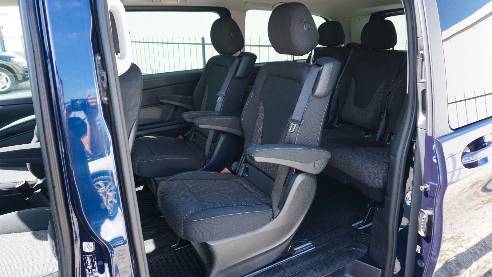 Fahrzeugabbildung Mercedes-Benz V 220d EDITION lang  7 Sitze,Navi,AHK,SR+WR