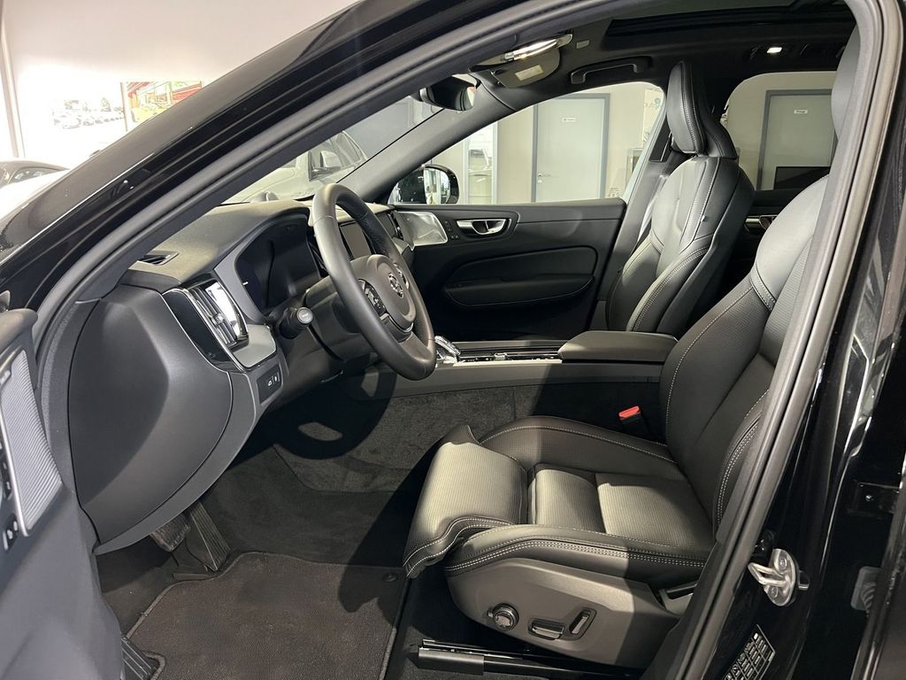 Volvo XC60 T6 Plus Black Edition Recharge AWD B&W HUD