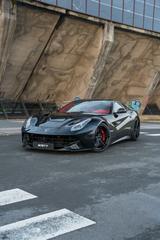 Ferrari F12 berlinetta *Capristo-Auspuff* *Carbon-Paket* - Ferrari F12 mit Benzin-Antrieb: Coupe