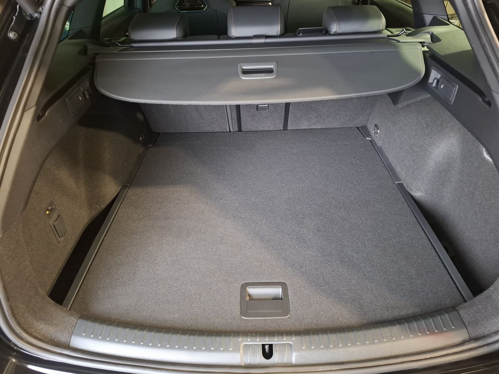Fahrzeugabbildung CUPRA Leon 1.5 eTSI DSG AHK*DYNAMICA*EDGE*LED*5JGARAN.