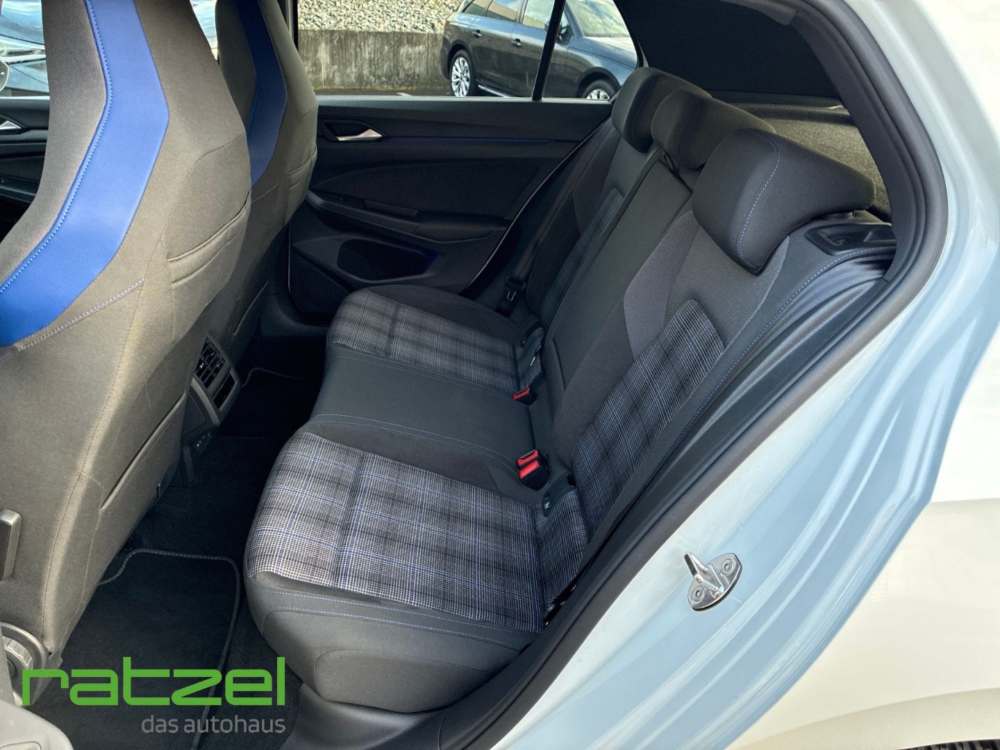 Fahrzeugabbildung Volkswagen Golf VIII GTE eHybrid 1.4 AHK Navi RFK Matrix LE