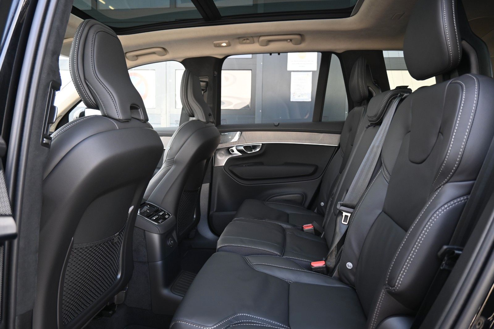 Fahrzeugabbildung Volvo XC90 T8 AWD Ultra Dark Recharge Plug-In Hybrid