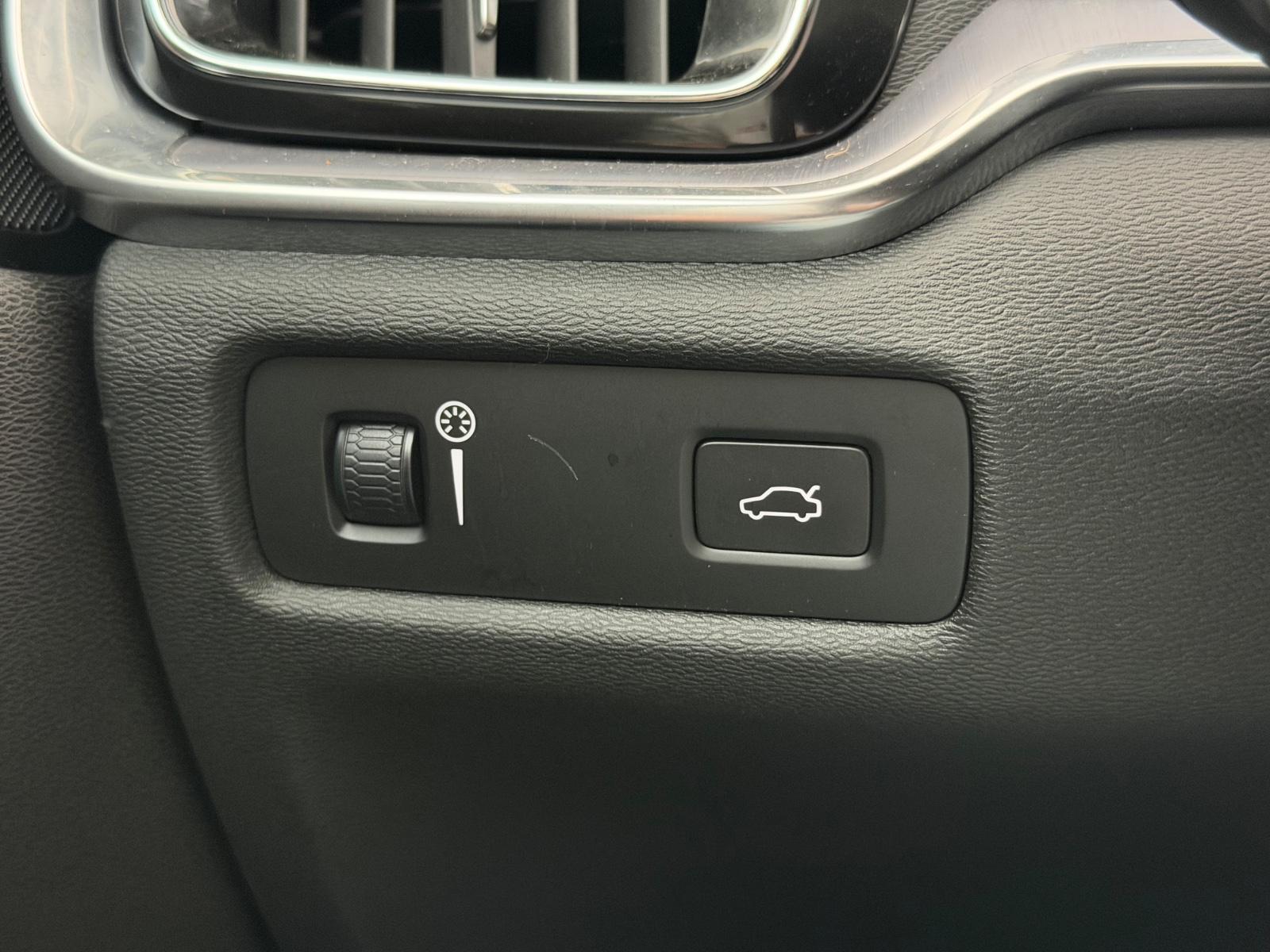 Volvo V60 Kombi*MOMENTUM PRO*LED-R.KAM-TEMPO-SPUR-SHZ