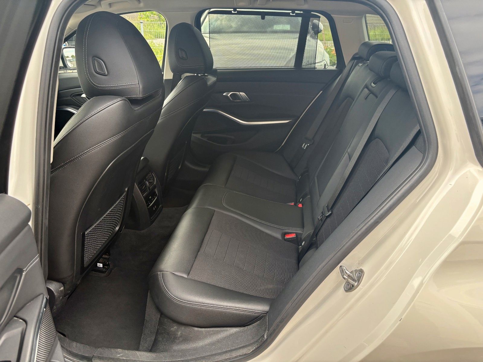 Fahrzeugabbildung BMW 320d xDrive SPORT LINE Navi Laser Standhz Leder