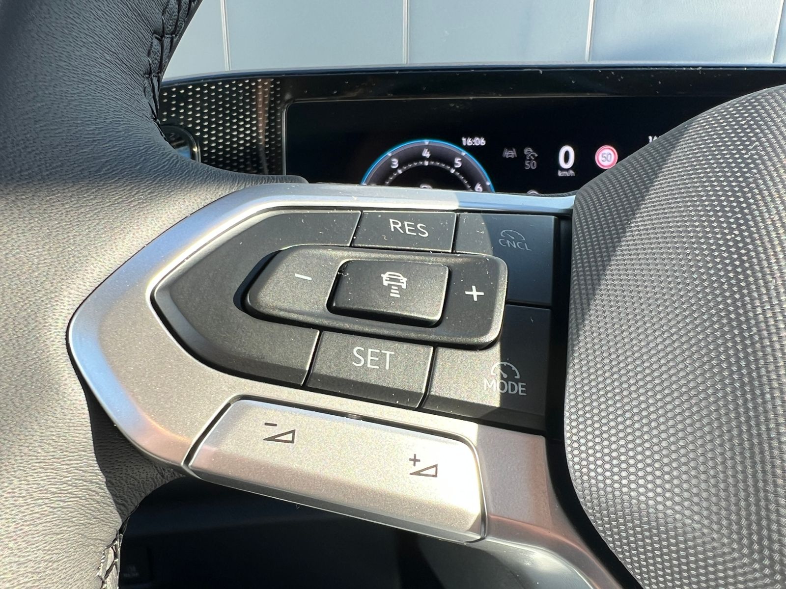 Fahrzeugabbildung Volkswagen Tiguan LIFE 1.5 eTSI DSG *AHK, LED Plus, Kamera,