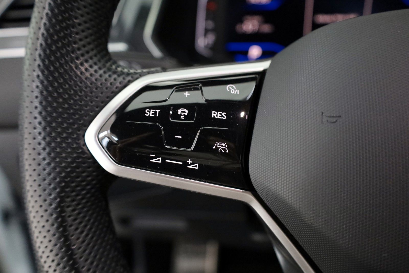 Fahrzeugabbildung Volkswagen Tiguan Allspace R-Line 4M LED,Navi,PDC,AHK