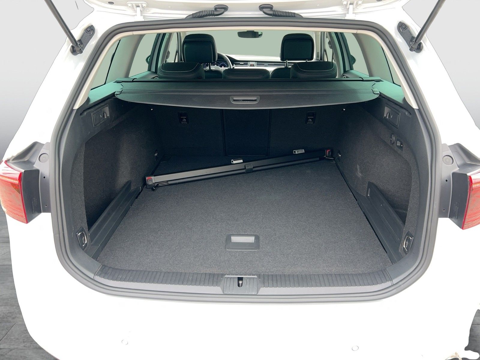 Fahrzeugabbildung Volkswagen Passat Variant TSI Elegance Matrix Navi ACC RFK
