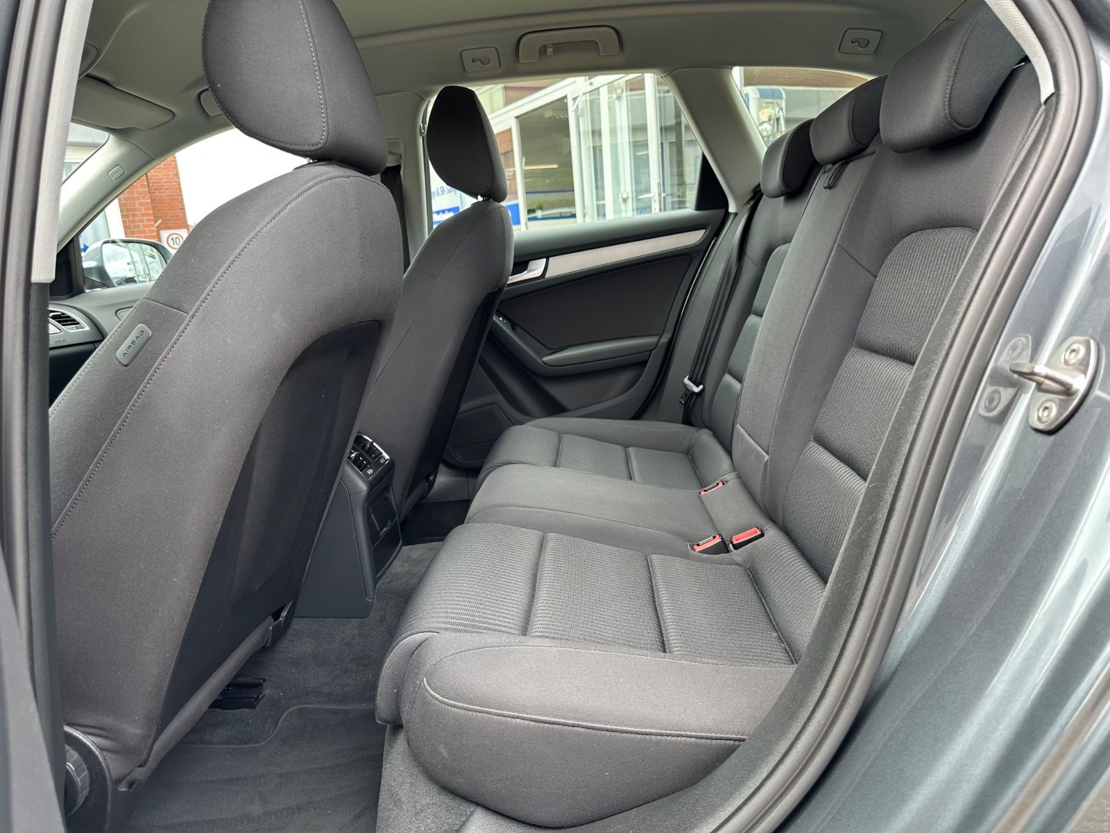 Fahrzeugabbildung Audi A4 Avant 1.8 TFSI S Line AHK/BiXenon/Navi/SHZG