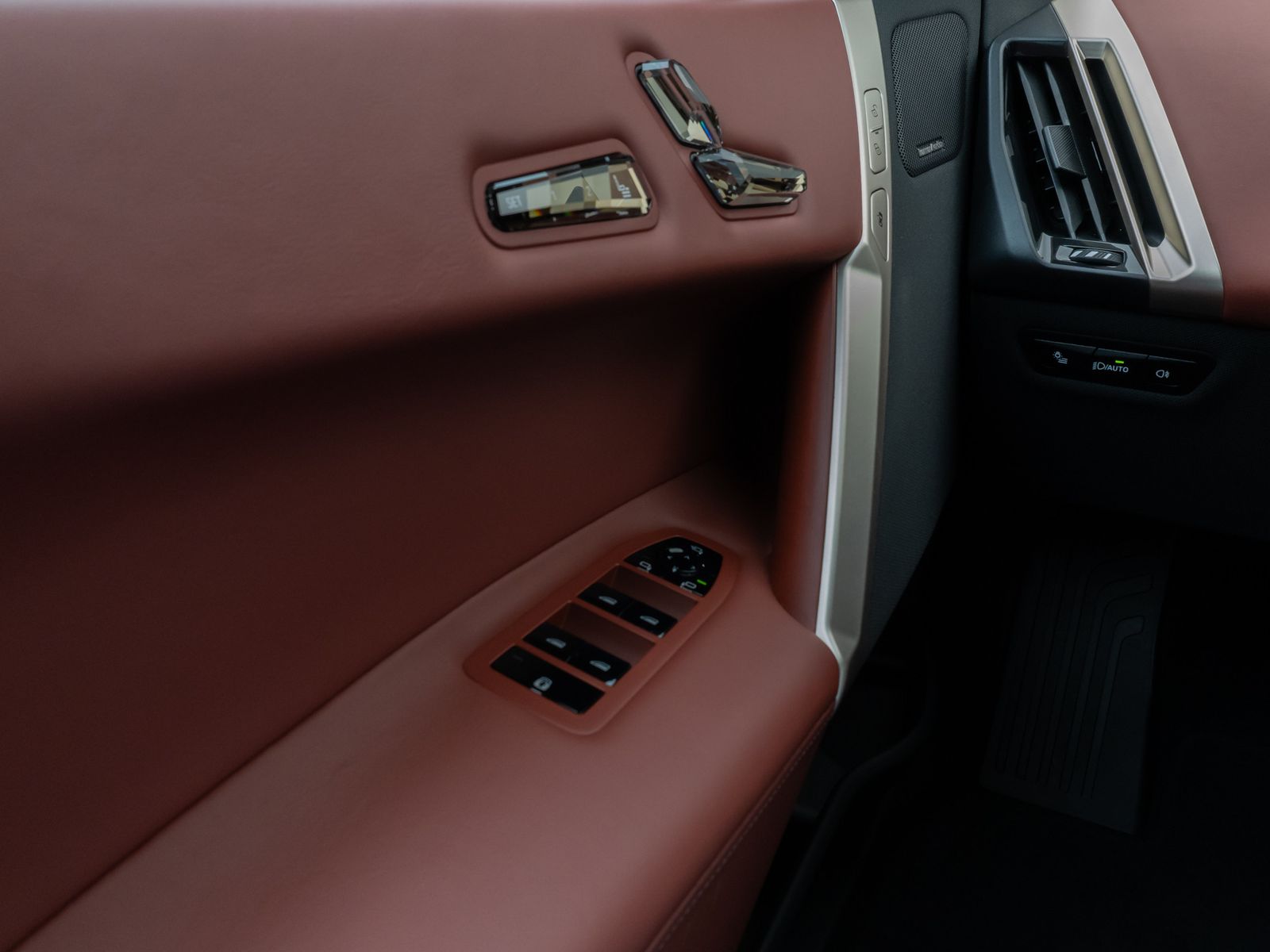 Fahrzeugabbildung BMW iX xD50 360°H/K DAB ACC SoftCl ACC Komfort 21Zol