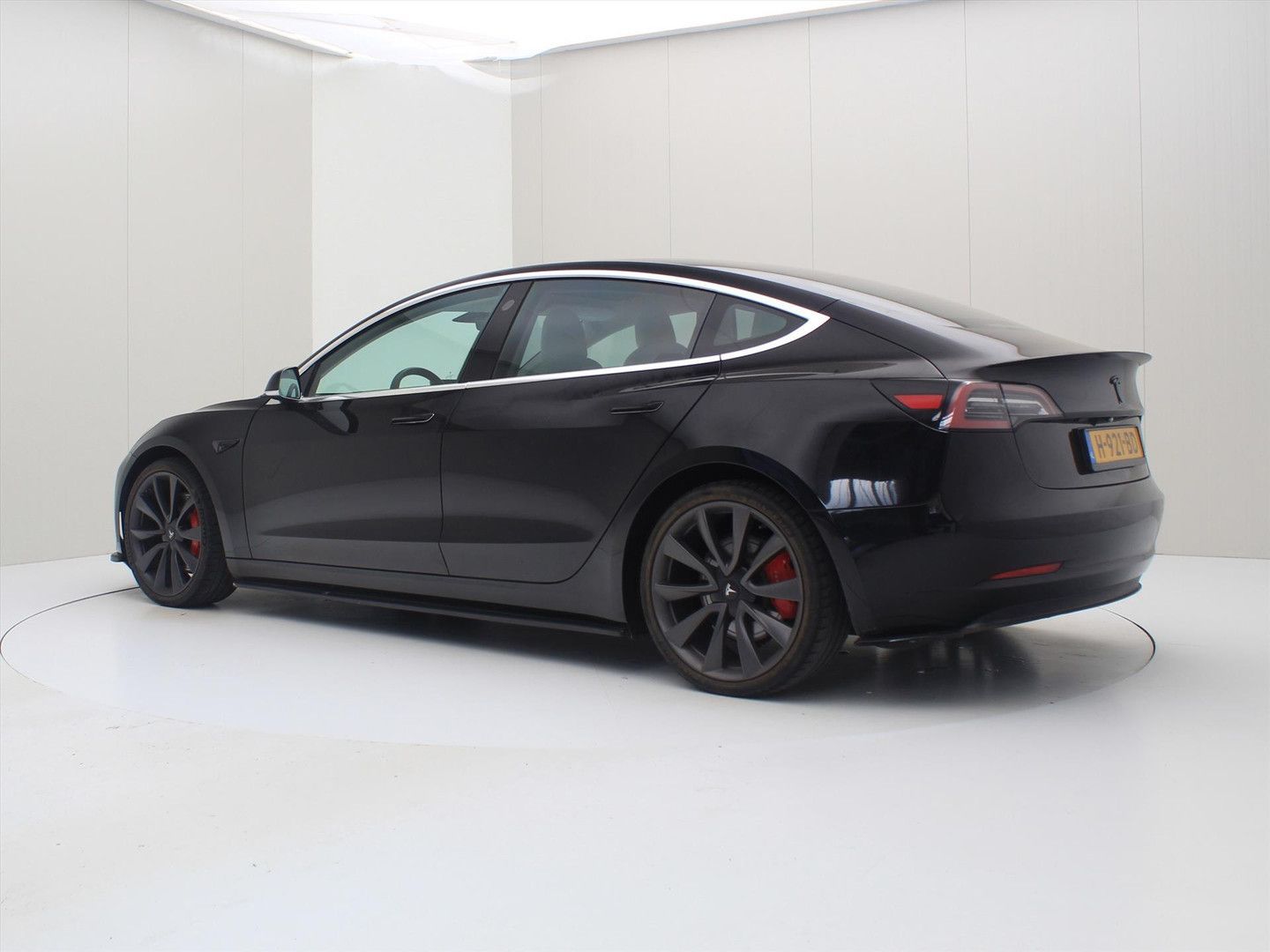 Tesla Model 3 Performance Dual motor AWD 486pk 88.3% S imagem 3