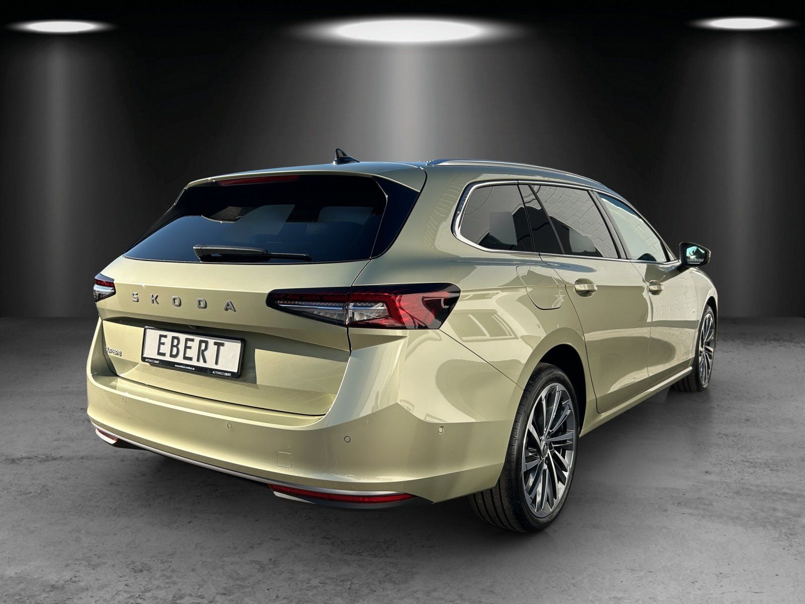 Fahrzeugabbildung SKODA Superb Combi 2.0 TDI L&K/ST-HZG/PANO-DA/AHK/360°