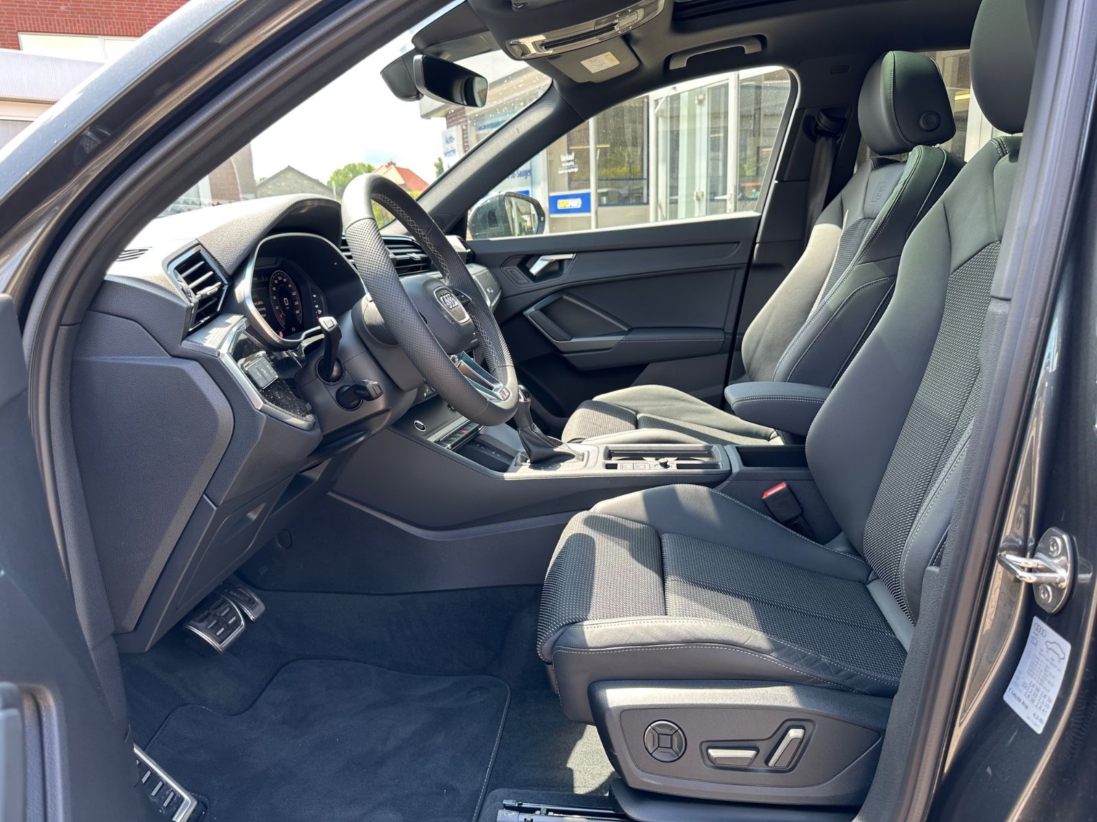 Fahrzeugabbildung Audi Q3 35 TFSI S line S Tronic Navi/Pano/AHK/GRA/18"