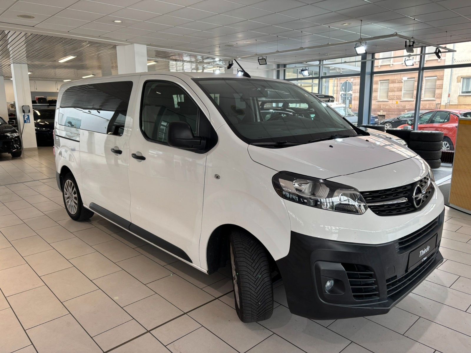 Fahrzeugabbildung Opel Vivaro Kombi M 1.5D 6-SITZER/AHK/PDC/SOLARPROTEC