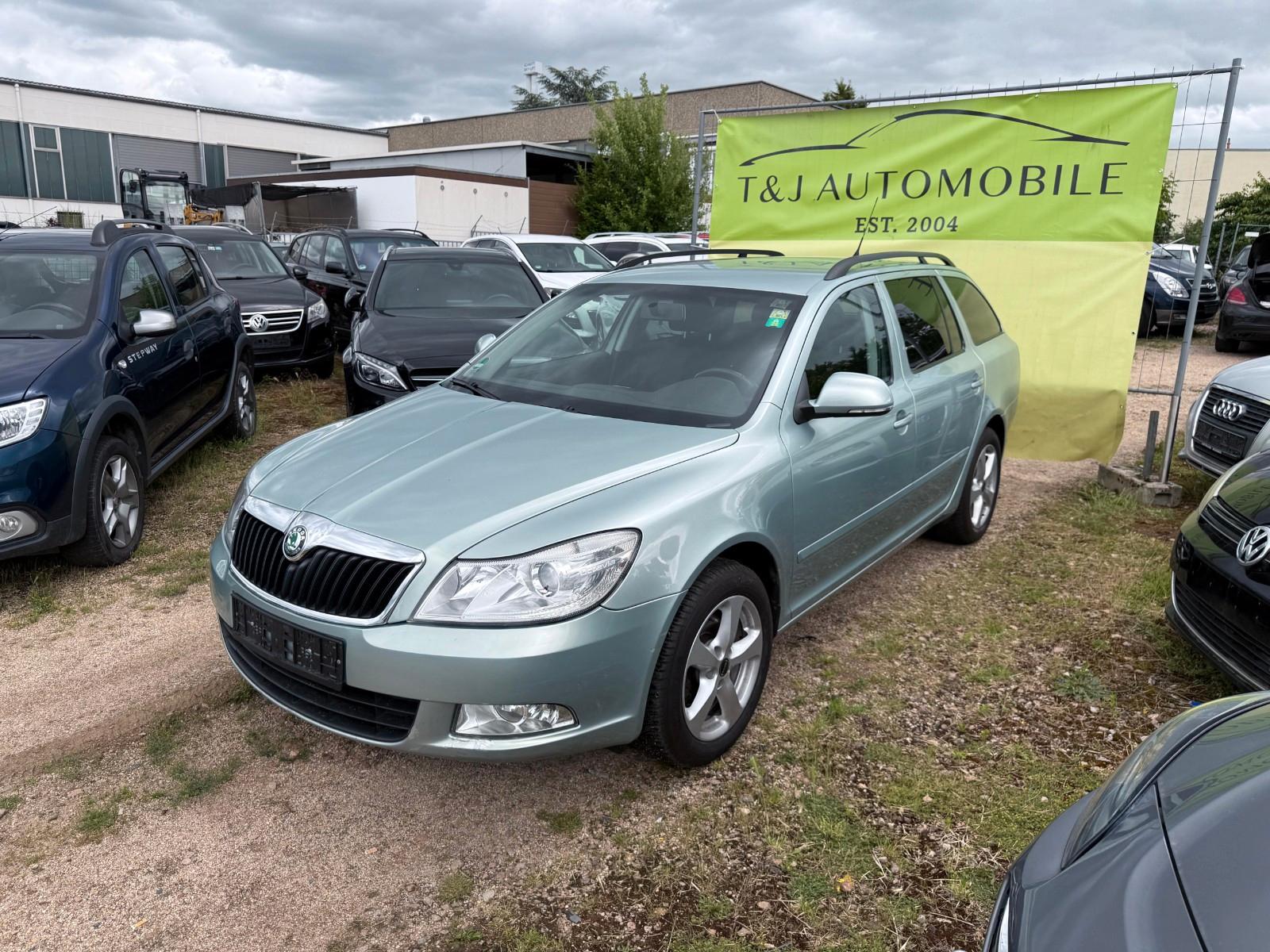 Skoda Octavia 2009 — rear view
