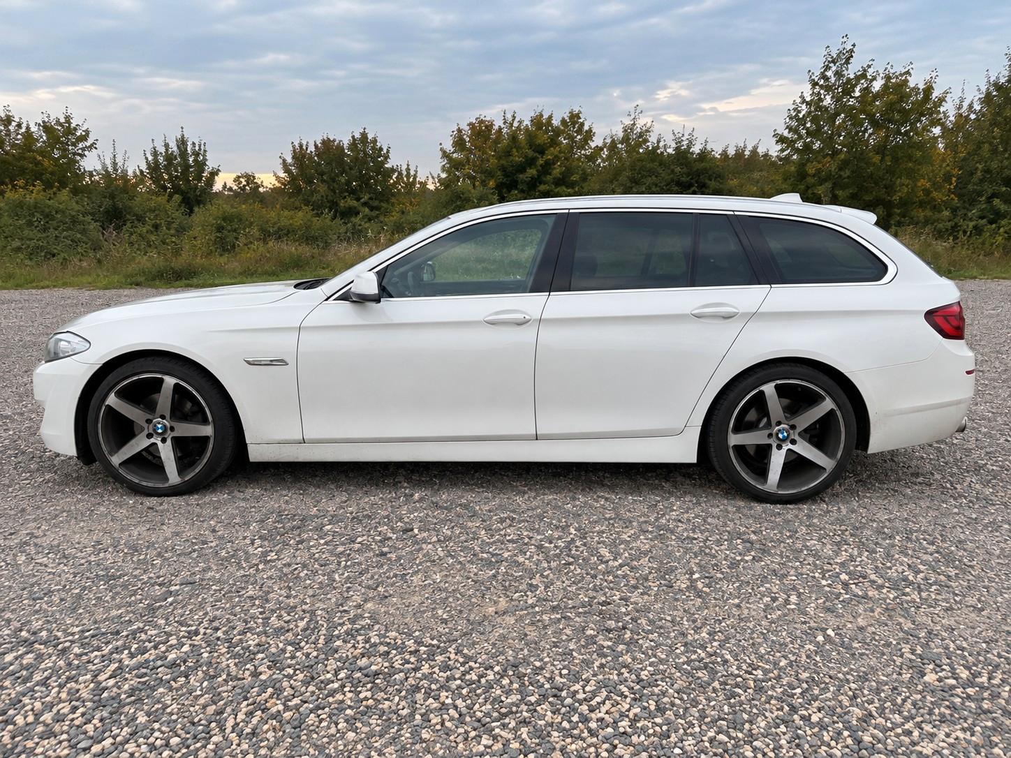 BMW 520 2011 — interior