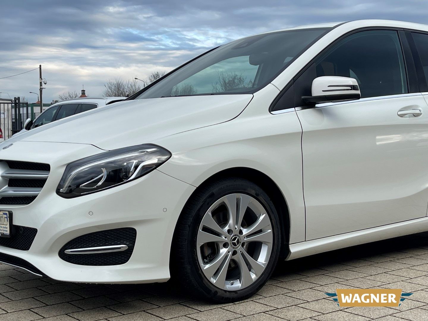 Fahrzeugabbildung Mercedes-Benz B 220 4Matic Automatik AHK SHZ LED Kamera