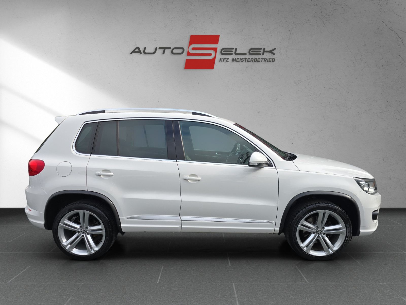 Fahrzeugabbildung Volkswagen Tiguan R-Line+KAMERA+NAVI+TÜV+INSPEKTION NEU ''