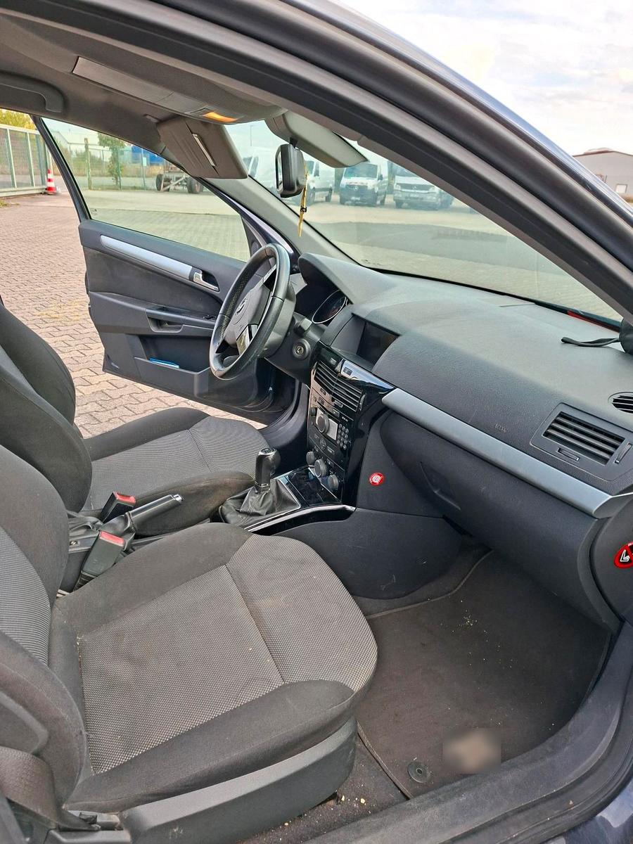 Opel Astra 2010 — photo 8