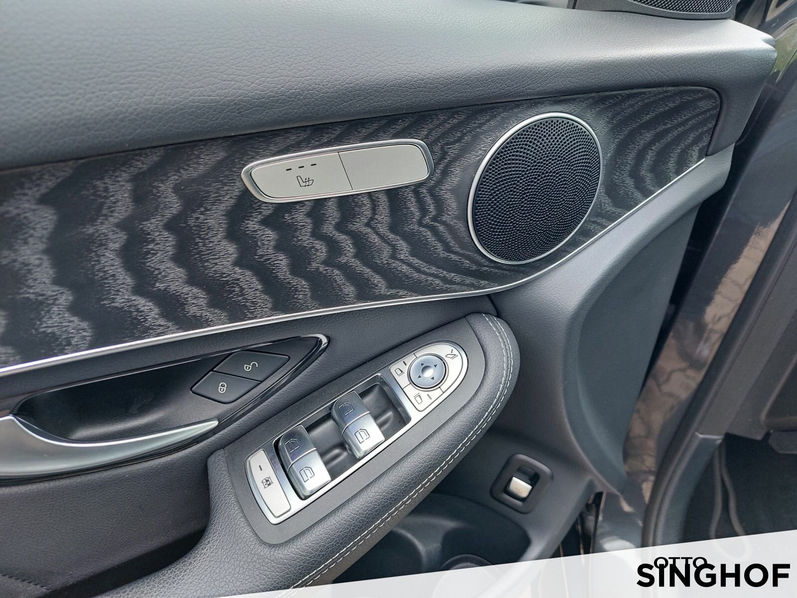 Fahrzeugabbildung Mercedes-Benz GLC 200 AMG Pano+AHK+Distronic+Night+360°+dynLED