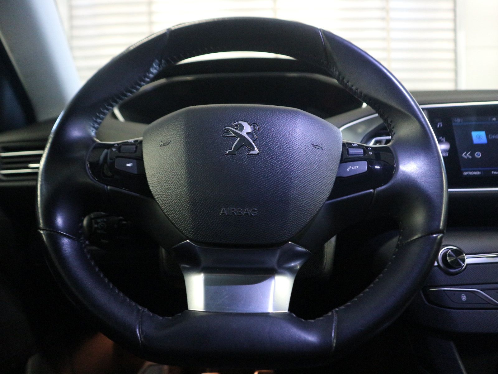 Fahrzeugabbildung Peugeot 308 SW Allure Pack ACC AHK Blis Nav Kam SHZ LED
