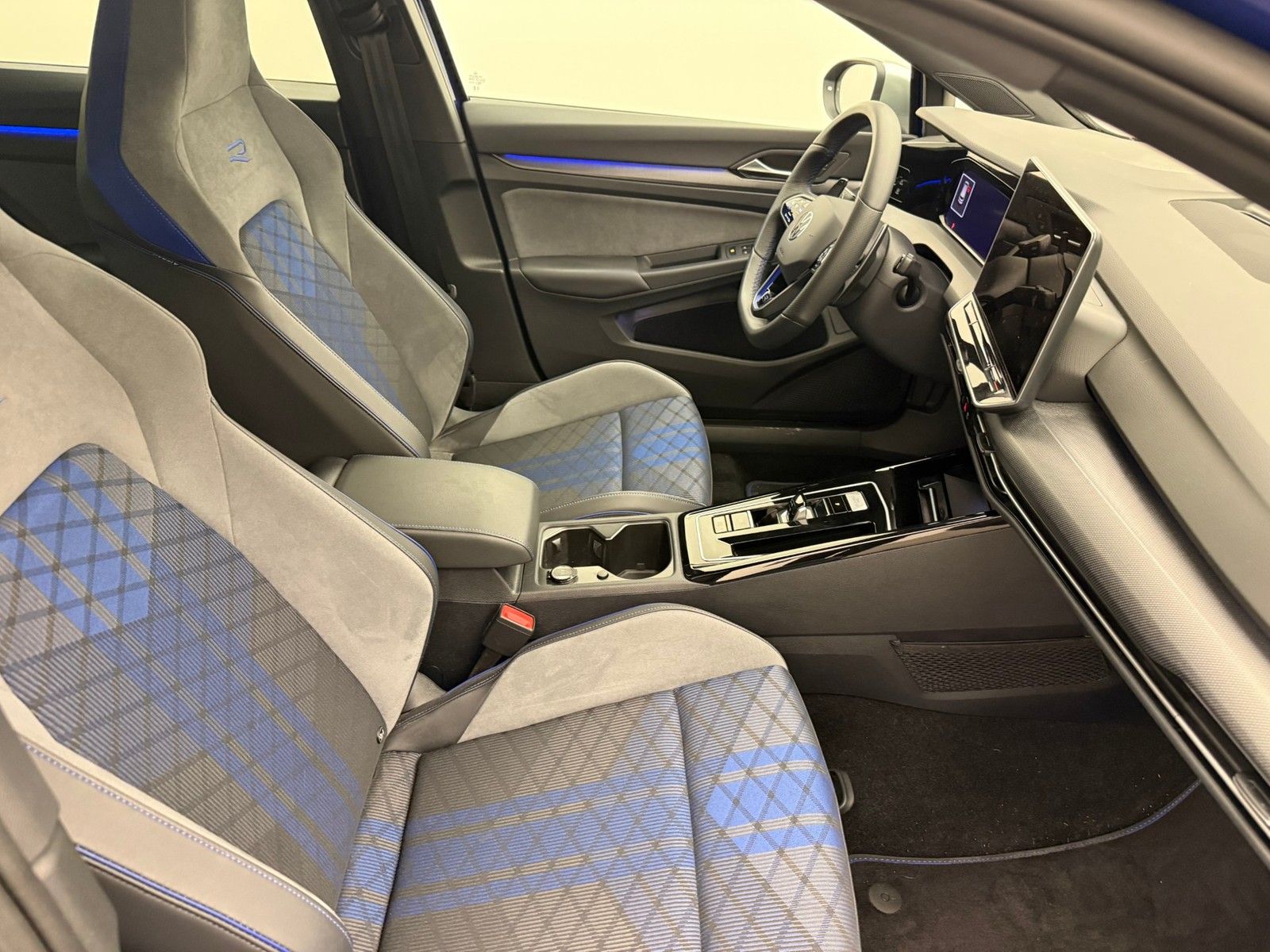 Volkswagen Golf 8 PA R TSI DSG 4M Performance270AkraTitan19 foto 3