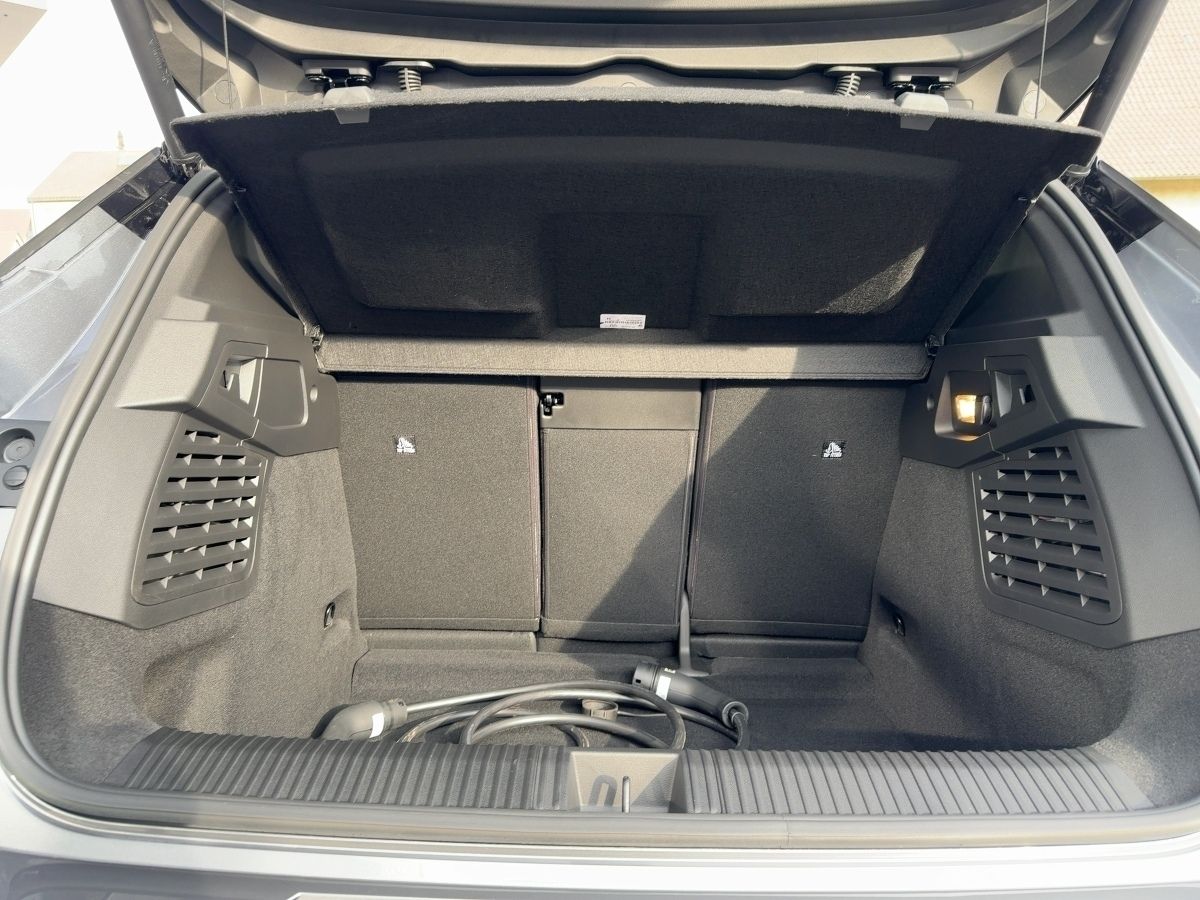 Fahrzeugabbildung Renault Scenic TECHNO E-TECH 220 LONG RANGE GJR - mit KI generiert/bearbeitet