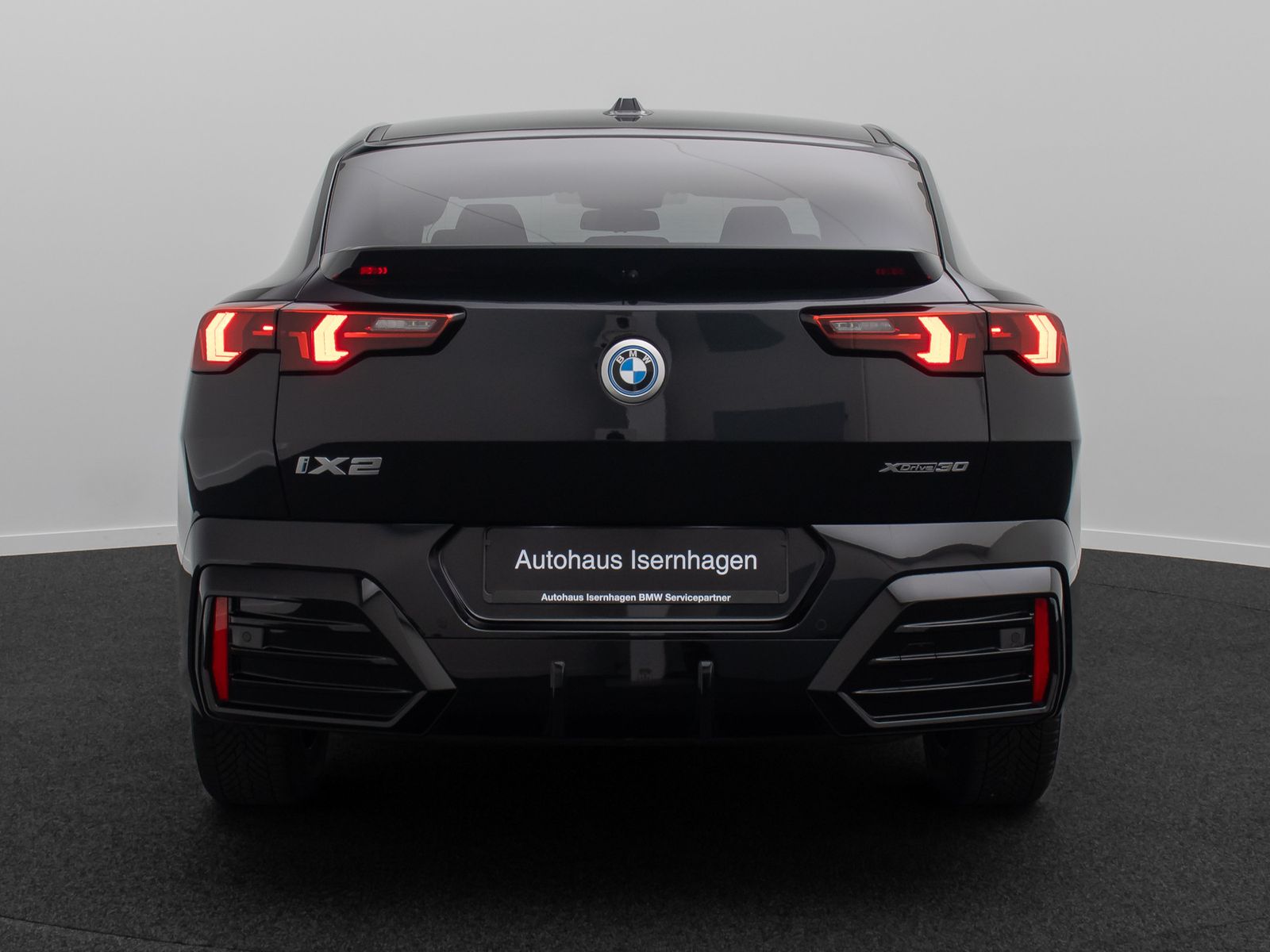 Fahrzeugabbildung BMW iX2 xD30 M Sport 360&deg;HUD DAB H/K Komfort AHK ACC