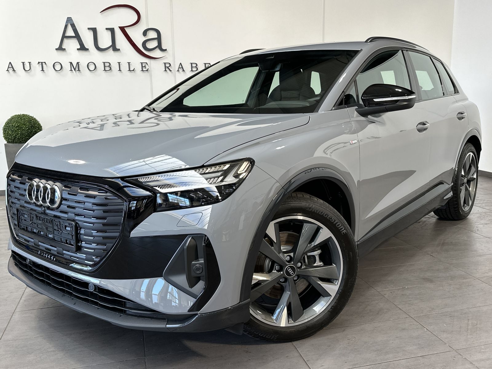 Fahrzeugabbildung Audi Q4 e-tron 35 S-Line Black NAV+LED+20ZO+V-COCKPIT