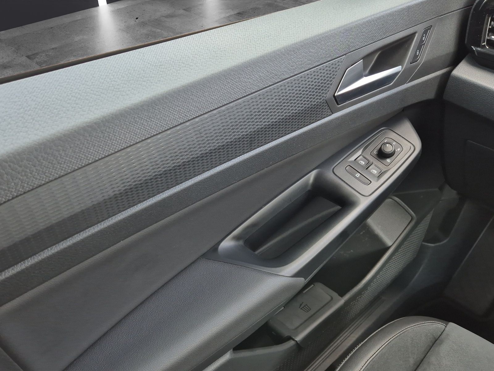 Fahrzeugabbildung Volkswagen Caddy TDI Style Maxi DSG 7-Si LED AHK Navi AID A