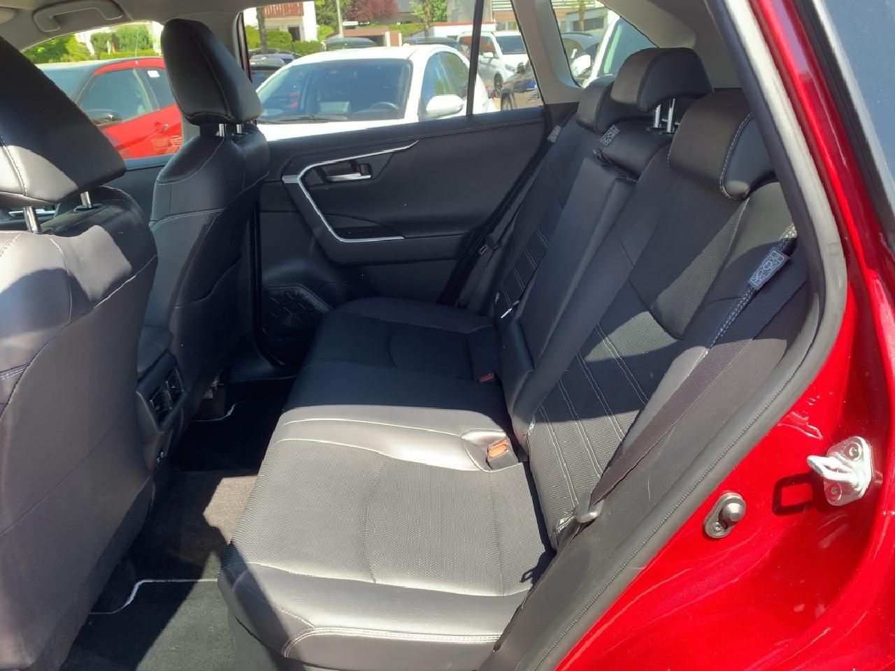 Fahrzeugabbildung Toyota RAV 4 2,5l Hybrid 4x4 Lounge